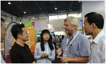 Mr.Lars在和客戶(hù)交流