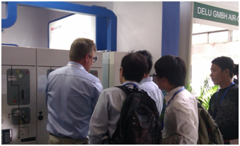 Mr.Jan在向客戶(hù)介紹產(chǎn)品