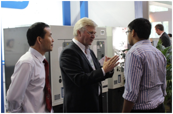 赫茲曼與客戶(hù)交流1