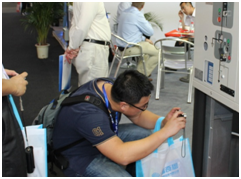 赫茲曼與客戶(hù)交流5